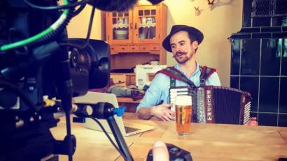 Bild: Julia Seidl
Das Bild zeigt Florian Gröninger während der Dreharbeiten mit dem Bayerischen Rundfunk.