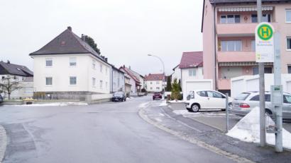 Bild: du
Die Anlieger in der Blütenstraße haben ab Montag, 22. Februar, vor ihren Haustüren eine Baustelle. Die Firma Strabag beginnt mit dem Vollausbau der Blütenstraße.. Die bisherige Bushaltestelle (rechts) wird in die Kirchenstraße verlegt.