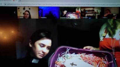 Bild: ubb
So, das war's: Endlich ist er weg, der verpatzte Fasching 2020/21. In den Sarg gelegt und mit Konfetti als Grabschmuck eingegraben, soll er in dieser Form nie wiederkehren.