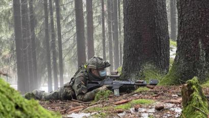 Bild: Benjamin Lihring
Gut getarnt liegt dieser Soldat, mit Maske und Gewehr im Anschlag, zwischen den Fichten und bemoosten Hügeln am Standortübungsplatz Oberviechtach. In der Corona-Pandemie gelten die Abstands- und Hygieneregeln auch für die Grenadiere der Grenzlandkaserne.