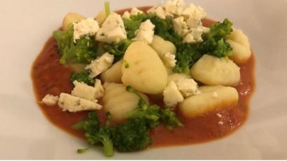 Bild: Michael Schiffer
Mit einer pikanten Gorgonzola-Sauce und Brokkoli-Röschen kommen die Gnocchi auf den Teller.