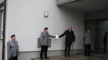 Bild: knh
Norbert Herrmann (Zweiter von links) übergibt im Beisein von Udo Matysiak (links) und Karlheinz Kuschidlo (rechts) ein Exemplar der Chronik der KSRK an Bürgermeister Richard Kammerer.