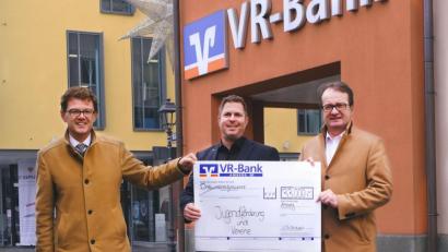 Bild: Marco Greger/exb
Die Verantwortlichen der VR-Bank Amberg Andreas Reindl (von links), Thomas Retzer und Dieter Paintner überreichen einen Scheck.