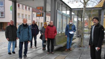 Bild: gsp
Die SPD kritisiert die Konstruktion des Busbahnhofs, von links Rudi Wild, Günther Amann, Wolfgang Bosser, Claudia Stein, Josef Birner, Martin Beck vom Bauamt und Architekt Josef Garnhartner.