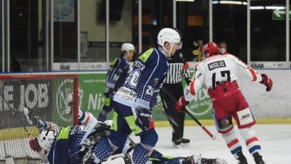 Archivbild: gb
Szene aus dem Derby zwischen den Blue Devils Weiden und den Selber Wölfen am 3. Januar: Der Selber Topscorer Nick Miglio dreht jubelnd ab, die Weidener Adam Schusser und Goalie Timon Bätge sind geschlagen. Der Spitzenreiter gewann damals in Weiden mit 6:1, heute kommt es in der Hans-Schröpf-Arena zur Neuauflage.