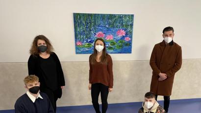 Bild: Katrin Seidl/exb
Verbindungslehrerin Annika Heisig (von links), Jugendsozialarbeiterin Sabrina Fraunholz, Lehramtsanwärter Josef Rodler und die beiden Schülersprecher Xavier Siemski und Fabian Kohl (vorne) freuen sich über die Aktion.