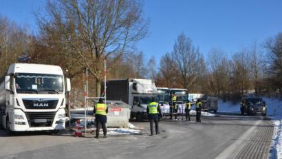 Bild: dob
Seit Sonntag gelten strenge Grenzkontrollen bei der Einreise aus Tschechien, für Lastwagen, aber auch für Pendler, die in der Nordoberpfalz beschäftigt sind.