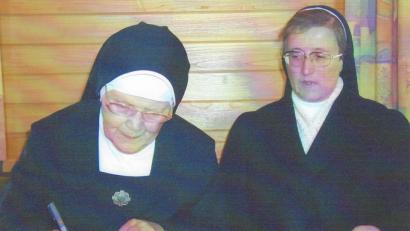 Archivbild: öt
Mit bewegenden Worten wurden bei einem Stehempfang im Neusorger Pfarrsaal Schwester Goslina (von links) und Schwester Stefanie als letzte Ordensfrauen nach fast 50 Jahren ins Mutterhaus nach Mallersdorf verabschiedet. Zum Abschied durften sie sich in das Goldene Buch der Gemeinde eintragen.