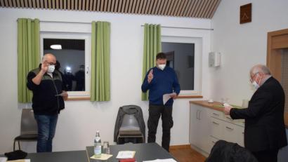 Bild: bnr
Der Gemeinderat hat Michael Hösl (links) und Markus Schmauß (Mitte) zu Feldgeschworene bestellt. Bürgermeister Johann Wilhelm vereidigte die beiden Mandatsträger.