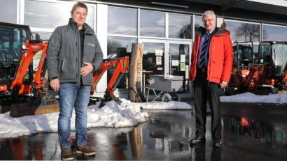 Bild: njn
Firmenchef Patrick Reischl (links) mit Bürgermeister Johannes Reger.