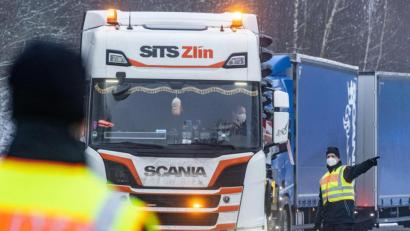 Bild: Armin Weigel/dpa
Polizisten kontrollieren auf einem Parkplatz kurz nach der deutsch-tschechischen Grenze Fahrzeuge.