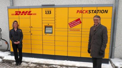 Bild: Stadt Tirschenreuth/exb
Bürgermeister Franz Stahl (rechts) an der neuen Packstation, gemeinsam mit Sandra Freundl (links), Filialführungsnachwuchsmitarbeiterin bei ALDI SÜD. Das Unternehmen ist Packstation-Kooperationspartner der Deutschen Post.