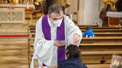 Bild: njn
Pfarrer Martin Besold streut den Kindern das Aschekreuz auf das Haupt.