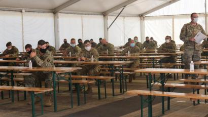 Archivbild: Sergeant Alleea Oliver
Sgt. 1st Class John Mcadoo vom 41st Field Artillery Brigade weist im Juni 2020 Soldaten der 101st Combat Aviation Brigade, 101st Airborne Division in den Ablauf der Corona-Tests in Grafenwöhr ein. Jetzt kommt die Ablösung.