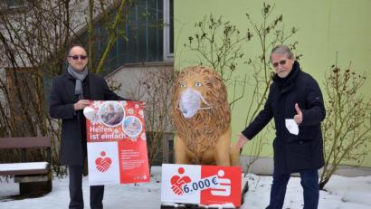 Bild: Kathrin Schmidt
Marcus Keil (links) und Siegfried Balzer freuen sich über 6000 Euro der Sparkasse Amberg-Sulzbach.