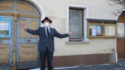 Bild: mma
Franz Kredler als ratloser Bürgermeister vorm Rathaus.