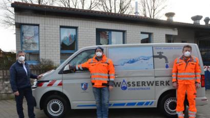 Bild: dob
„Die Wasserversorgung ist eine sehr wichtige kommunale Aufgabe in der Daseinsvorsorge“, ist sich Bürgermeister Andreas Wutzlhofer (links) sicher. Deshalb scheut die Stadt auch keine Investition, die Schlagkraft des Wasserwerks zu erhöhen. Seit einigen Tagen gehört ein weiteres Fahrzeug zum städtischen Fuhrpark im Bauhof an der Haidaer Straße. Wassermeister Markus Süss (Mitte) und dessen Stellvertreter Josef Bauer (rechts) freuen sich.