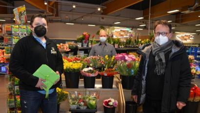 Bild: dob
Für die Umbaumaßnahme im Katholischen Kindergarten Don Bosco spendete Edeka-Markt-Inhaber Markus Schiml (links) 3000 Euro, die er im Beisein von Marktleiter Hans Kramer, an Dekan Alexander Hösl (rechts) überreichte.