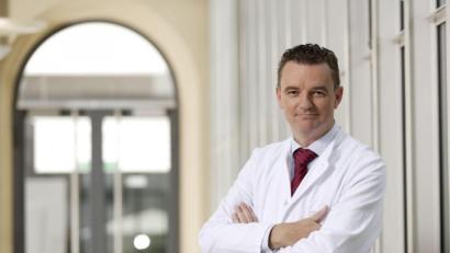 Archivbild: Fotograf München Klinik/dpa
Clemens Wendtner steht in einem Gebäude der München Klinik Schwabing. Der Infektiologe warnt eindringlich vor den Virusvarianten.