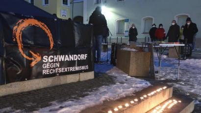 Bild: Hirsch
Die Teilnehmer an der Kundgebung entzündeten am Mönchsbrunnen Kerzen für die Corona-Opfer und legten eine Schweigeminute ein.