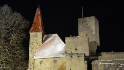 Bild: fz
Die idyllische Stimmung nachts kostete die Gemeinde über Jahre hinweg Unsummen. Die Burg Leuchtenberg erstrahlt in neuem Licht.