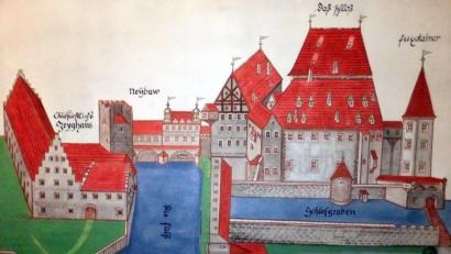 Bild: Landratsamt Amberg
Das kurfürstliche Schloss in Amberg im 16. Jahrhundert: Das Zeughaus links der Vils existiert zur Zeit der Aufruhr noch nicht. Als Folge des Geschehens ist der dritte Bogen der Stadtbrille bereits geschlossen und der Fuchssteiner (rechts) als Verteidigungsturm zur Stadt hin errichtet worden. Das Gebäude im Vordergrund, die ursprüngliche Kemenate, wurde im 18. Jahrhundert abgerissen.