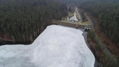 Bild: Bernhard Rom, Wasserwirtschaftsamt Weiden/exb
Die Hauptsperre des Eixendorfer Sees ist am 6. Februar bei einem maximalem Wasserstand von 437,29 Meter über Normalnull gut gefüllt. Das Bauwerk rechts am Damm ist die Hochwasserentlastung. Dadurch wird letztlich ein Überströmen des Damms verhindert.