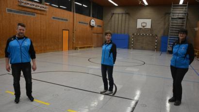 Bild: jr
TSV-Vorsitzende Doris Reiß (Mitte), Oberturnwartin Uta Habedank und Übungsleiter Sigi Gennari in der leeren Schulturnhalle in Pechbrunn. Dort spielt sich normalerweise überwiegend das sportliche Leben im Verein ab.