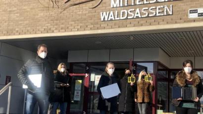 Bild: Mittelschule Waldsassen/exb
Nach der Übergabe der Endgeräte durch Bürgermeister Bernd Sommer (links) an die Lehrer der Mittelschule vorm Haupteingang.
