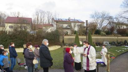 Bild: Christine Schwarz/exb
In Paulsdorf feierten am Aschermittwoch die Gläubigen eine Andacht unter freiem Himmel und ließen sich dabei das Aschenkreuz auflegen.