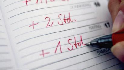 Bild: Oliver Berg/dpa 
Um Überstunden nachweisen zu können, sollte man immer die Unterschrift eines Vorgesetzten einholen.