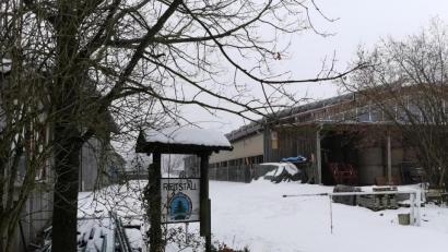 Bild: Portner
Der Pferdesportverein will zwischen den Stallungen einen überdachten Putzplatz mit temperiertem Waschbereich errichten. Der Bauausschuss sprach auch für eine Nutzungsänderung eines Gebäudes sein Einverständnis aus.