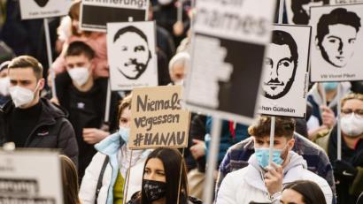 Bild: Andreas Arnold/dpa
Eine Teilnehmerin hält ein Plakat «niemals vergessen#Hanau» auf der Kundgebung zum Gedenken an den rassistischen Anschlag vor einem Jahr in Hanau.