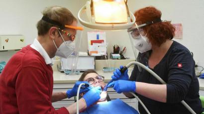 Bild: Gabi Schönberger
Zahnvorsorge ist wichtig, betont auch der Weidener Dentist Dr. Michael Emmrich (links). Doch während des Corona-Lockdowns hat auch er in seiner Praxis einen Rückgang der Patientenzahlen bemerkt.
