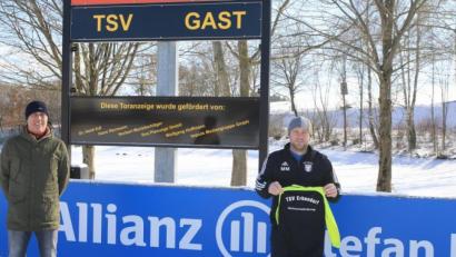 Bild: njn
Einen Teil der neuen Trainingsanzüge hält Jugendleiter Marco Manze (rechts) in Händen. Wolfgang Hoffmann (links) von der Nachwuchsförderung überreichte ihm 60 Stück der Anzüge. Im Hintergrund ist die neue elektronische Anzeigetafel zu sehen.