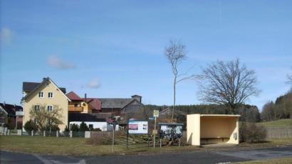 Bild: bjp
Voraussichtlich auf einer Grünfläche beim Dorfplatz will die Gemeinde einen Spielplatz für die Gruber Kinder anlegen. Hierfür wird sie sich um einen "Regionalbudget"-Zuschuss des Amtes für Ländliche Entwicklung bewerben.