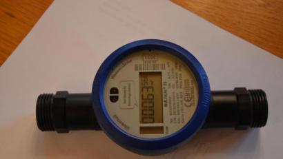 Bild: jr
Haushalte, in denen bereits digitale Funk-Wasserzähler (Bild) installiert sind, haben gar keine Ablesekarten mehr erhalten. Der Zählerstand wird elektronisch ausgelesen.