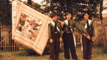 Repro: soj
Das Bild zeigt die Fahnenweihe 1953 mit (von links) Andreas Nickl, Fahnenträger Anton Kellner und Hans Philipp.