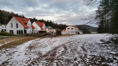 Bild: ds
Bei den Bewohnern dieser Häuserreihe im Baugebiet Schlossblick geht die Befürchtung um, dass die freie Fläche - entgegen früherer Zusagen - nun doch Bauland wird.