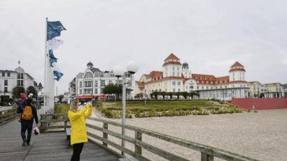 Archivbild: Stefan Sauer/dpa
Binz an der Ostsee in Mecklenburg-Vorpommern: Wer über einen Kurzurlaub etwa zu Ostern nachdenkt, sollte sich gut informieren.