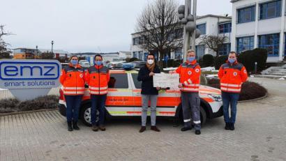 Bild: BRK Nabburg-Pfreimd/exb
Anna-Lena Kiener (taktische Leiterin), Tobias Knechtel (stellvertretender taktischer Leiter), Markus Block (EMZ) Herbert Zweck (stellvertretender Bereitschaftsleiter) und Sebastian Hofmann (Bereitschaftsleiter) zeigt das Bild bei der Spendenübergabe.
) und