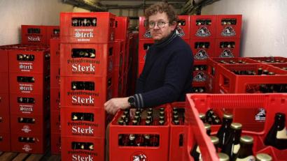 Bild: Petra Hartl
Martin Sterk mit einem Teil seines Flaschenbieres. In der Bockbierzeit setzt er auf seine Stammkundschaft.