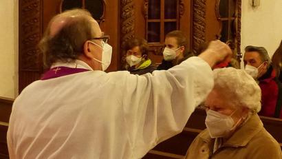 Bild: lgc
Pater Andreas Hamberger streut die geweihte Asche über die Stirn der Gläubigen. Der Aschermittwoch wird in der Schlammersdorfer Pfarrei in Form eines Bußgottesdienstes gefeiert.