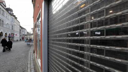 Bild: Wolfgang Steinbacher
Die Läden sind zu. Und sie bleiben es auch noch auf unbestimmte Zeit. Die Gewerbebau bietet Firmen mit finanziellen Nöten ihre Hilfe an.