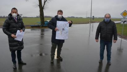 Bild: jr
Düstere Stimmung beim Ortstermin bei Oberteich. Die Landwirte sind enttäuscht, dass für die Elektrifizierung der Bahntrasse ihre landwirtschaftlichen Flächen genutzt werden sollen. Gemeinsam haben sie nun einen Alternativvorschlag erarbeitet, mit dem sich zu starke 
Beeinträchtigungen vermeiden ließen. Die Planungsunterlagen überreichten Bürgermeister Stefan Grillmeier (Mitte) und Ortssprecher Josef Schwägerl (rechts) an MdB Albert Rupprecht. Er soll bei einem Gespräch mit der Bahn eine bessere Lösung erreichen.