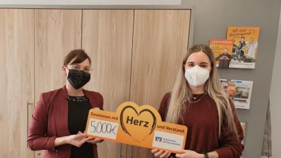 Bild: gz
Die stellvertretende Geschäftsstellenleiterin Carina Dobmeier gratuliert Vanessa Karl (rechts) zum Gewinn.
