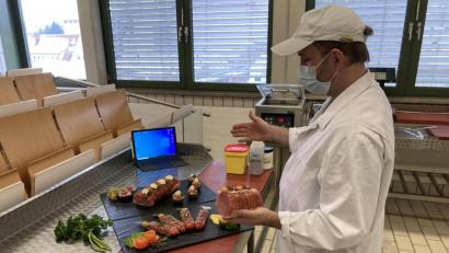 Bild: BSZ SURO/exb
Rollbraten und Spieße stehen in dieser Unterrichtsstunde bei Fachlehrer Bernd Roth auf dem Lehrplan.