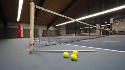 Archivbild: ref
150 Quadratmeter für zwei Tennisspieler – da sollte doch ein Training möglich sein. Bisher ist Tennis wie andere Sportarten auch in Bayern verboten. In Baden-Württemberg hingegen erlaubt.