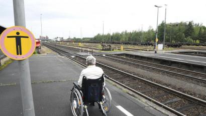 Archivbild: Petra Hartl
Seit Jahren ein Dauerärgernis: Der Weidener Bahnhof ist noch immer nicht barrierefrei ausgebaut. Mit der Elektrifizierung der Bahnstrecke Hof-Regensburg soll sich das ändern.