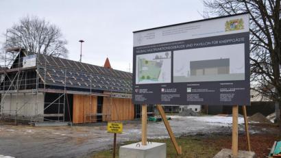 Bild: ws
Das Multifunktionsgebäude am Anger in Großkonreuth sorgt für emotionale Diskussion im Gemeinderat. Gerade die Kosten sind Mittelpunkt der Diskussion. Zu unrecht, nimmt Architekt Peter Hilgarth Stellung. Denn mit der Kalkulation liege man im Rahmen.